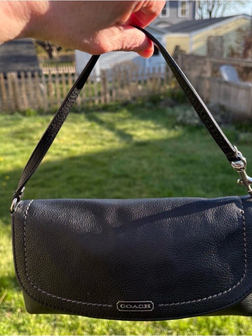 Coach Park Leather Large Flap Wristlet. Black/Green. (49177)
